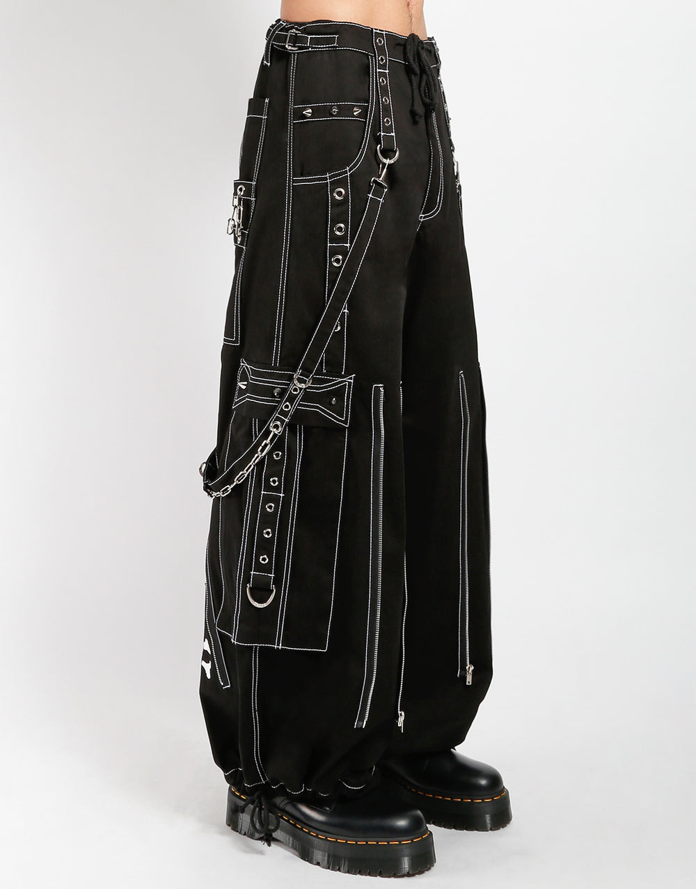 Gothic Hose Schwarz Weiß – Totenkopf, Riemen, D-Ringe, tiefe Taschen, Unisex